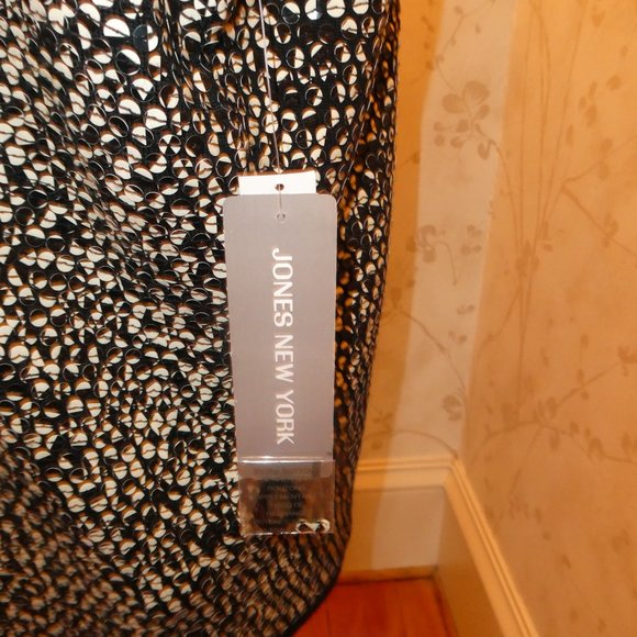 BRAND NEW SLEVELESS SEQUINED BLACK AND WHITE SHELL-STUNNING! - Picture 2 of 3